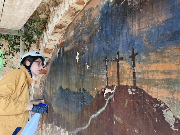 Students of the Academy of Fine Arts in Krakow saved 18th century paintings from the ruins of a chapel in Rapocin (Poland). The restoration work consisted in removing the remains of the paintings, which were then placed on a new surface.
More: asp.krakow.pl/aktualnosci/st…