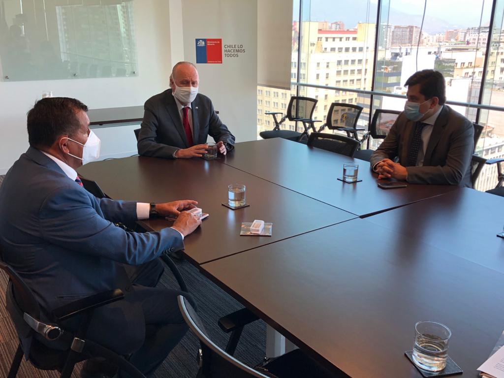 ArayaPedro's tweet photo. Hoy, junto al alcalde de Sierra Gorda, José Guerrero, nos reunimos con el ministro de Minería, @bprokurica, para tratar temas de la región y de ese importante sector. Además abordamos el tema del Mercado Minero y Energético que este año no se pudo realizar por la pandemia. https://t.co/qa9P3GvY35