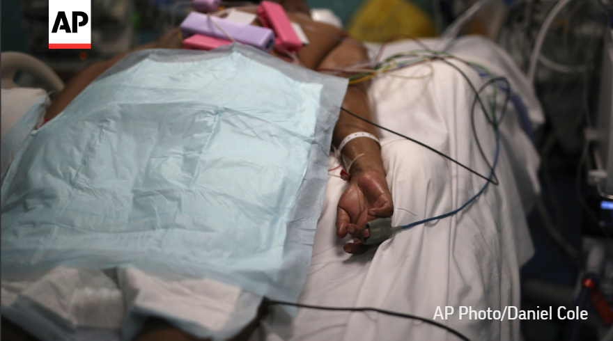 .@AP photographers around the world documented the human toll of the coronavirus this year. @DanielCole23 photographed a COVID-19 patient being treated at a hospital in Marseille, France, in September. See more of @AP’s top 2020 photos: apne.ws/UaSlLkB #APPhotos2020