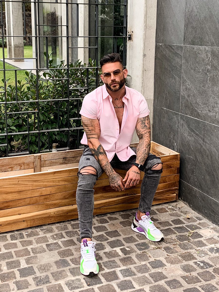 diegovaloficial's tweet photo. Quien dijo que el ROSADO no es para Hombres 💁‍♂️ 🤣🖤...
Cual es tu foto preferida !? 
- WOLF -
#mexico #wolf #pumamx #swag #ink https://t.co/ItltGbbdgY