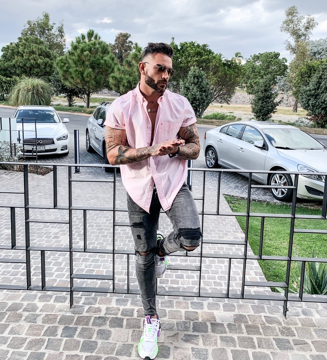 diegovaloficial's tweet photo. Quien dijo que el ROSADO no es para Hombres 💁‍♂️ 🤣🖤...
Cual es tu foto preferida !? 
- WOLF -
#mexico #wolf #pumamx #swag #ink https://t.co/ItltGbbdgY