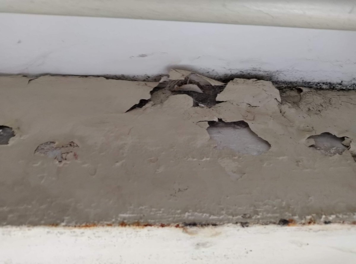 adrimcdermott's tweet photo. @corkcitycouncil wondering how you find it acceptable to leave a tenant of yours living in conditions like this despite her contacting you numerous times to sort it? Has to be some sort of health and safety issue going on here. #corkcitycouncil #Housing2020 https://t.co/gYJ4aHE027