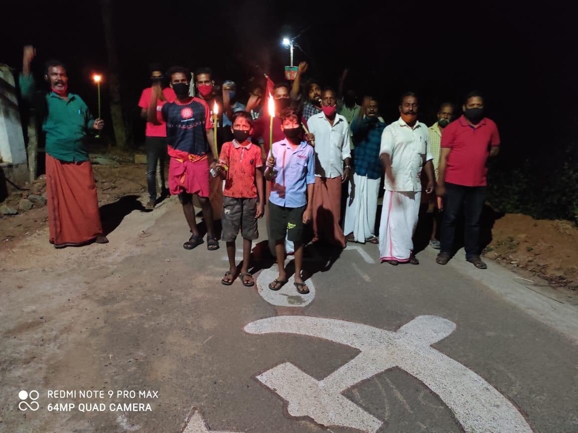 As farmers spent yet another cold night in the open on Delhi's outskirts,they surely feel the warmth of solidarity extended by Kerala communists in >10,000 locations.Marches organised in every ward by  @CPIMKerala counters propaganda that this is marginal/provincial struggle22/n