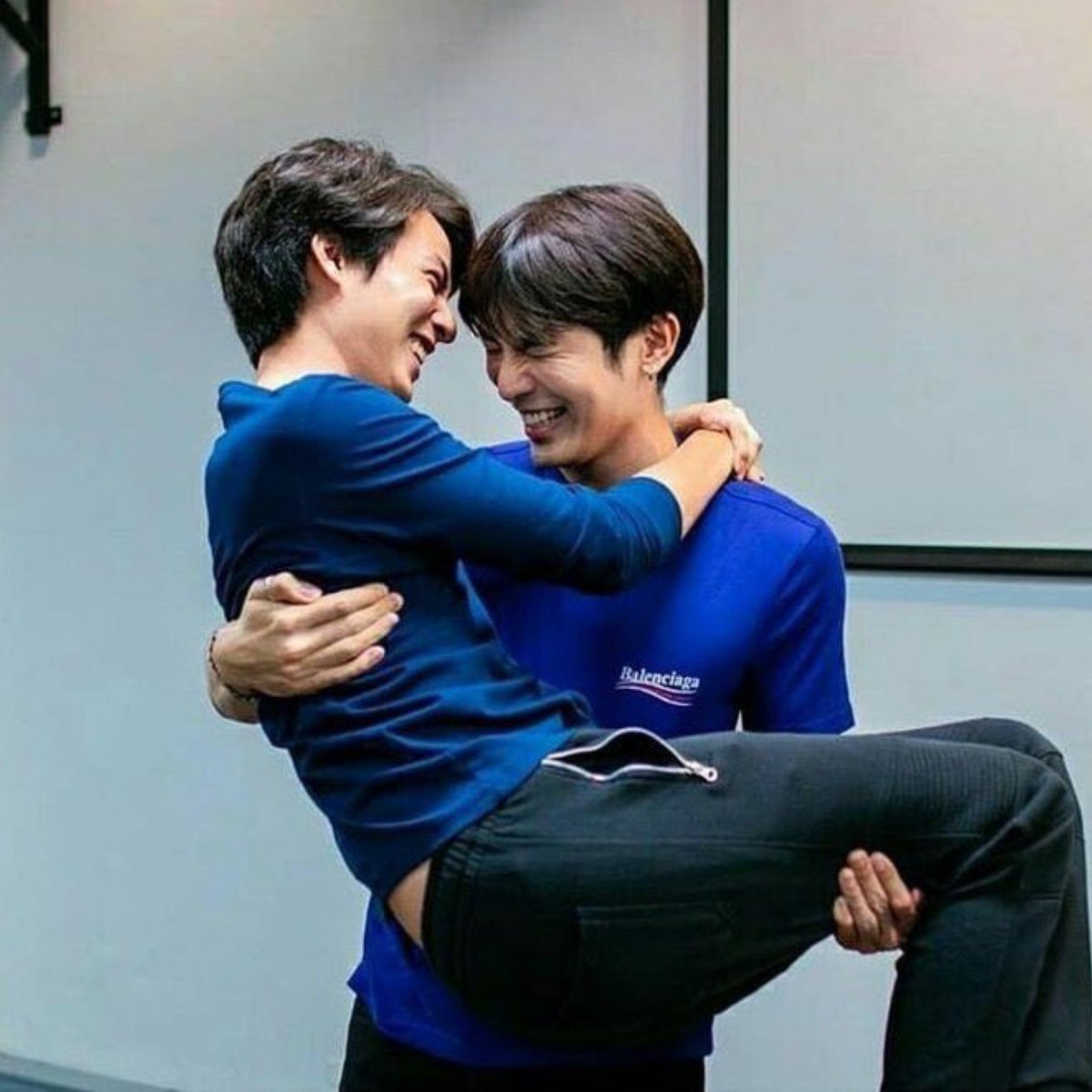 How it started      How it’s going Aka a thread of  #MewGulf that will make you cry 