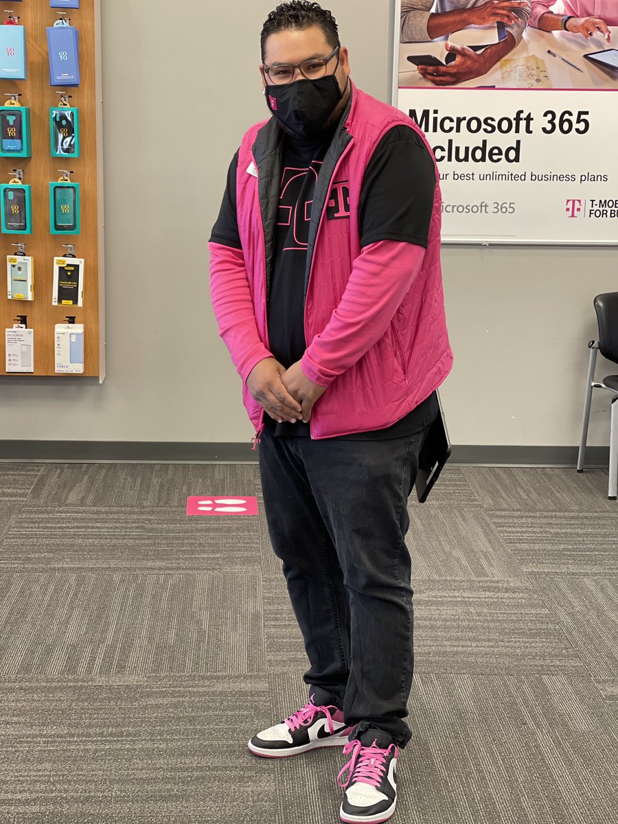 jhon90283138's tweet photo. It should be illegal to look this good in a work uniform.  Thank you team magenta for my new gear. https://t.co/HWGRdMvKRD