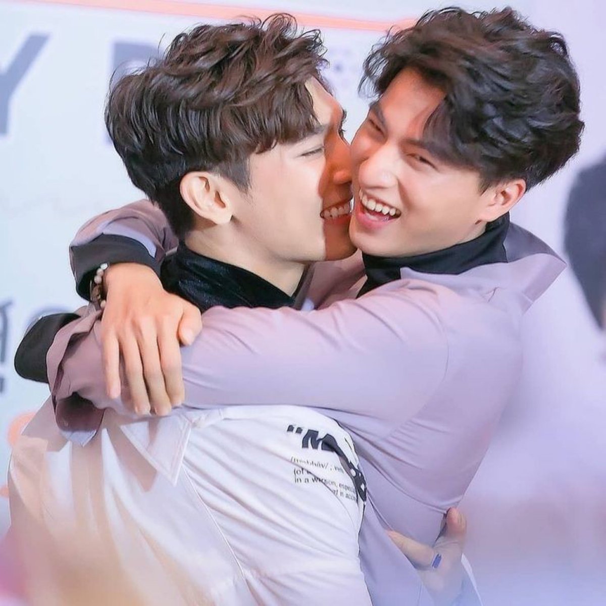 How it started      How it’s going Aka a thread of  #MewGulf that will make you cry 