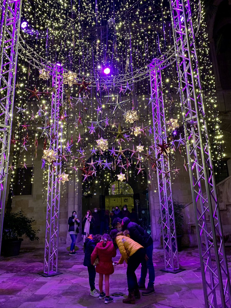 Espectacular, un any més, l’inici del Nadal a #Lleida amb la Càpsula de les Estrelles instal•lada al pati de @institutestudis. Un final brillant al Dialeg Pau Casals. La ciutadania ja fa cua per fotografiar-se sota les estrelles.