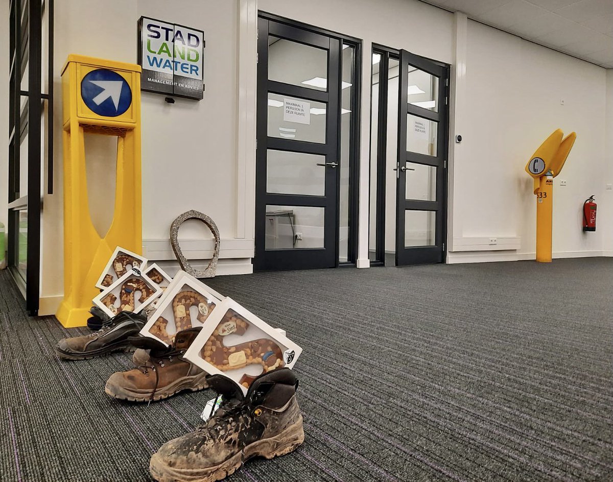 Sinterklaas moet helaas thuis werken, maar Pieterbaas kan ongemerkt toch langs komen. Laat de collega’s van StadLandWater het lekker smaken.