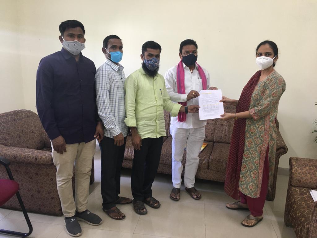 AthramSakku's tweet photo. తెలంగాణ రాష్ట్ర మహిళ శిశు సంక్షేమ శాఖ కార్యదర్శి శ్రీమతి దివ్య దేవరాజన్ మేడం గారిని కలిసి ఆదివాసీ మహిళల ముఖ్యంగా గర్భిణి స్త్రీల రక్తహీనత సమస్యల పరిష్కరించుటకు చర్యలు చేపట్టాలని,   ప్రత్యేకంగా కోలామ్ స్త్రీల సమస్యలు, తల్లులు లేని బిడ్డల సంరక్షణకు చర్యలు చేపట్టాలని కొరమైనది. https://t.co/dLRSjfiQlB