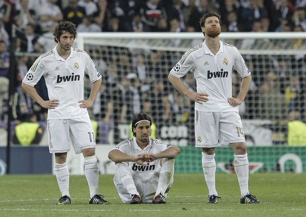 Un milieu de terrain :Xabi Alonso, Khedira, Ozil, Kaka, Lassana Diarra, Sahin, Altintop Granero, José Rodriguez.