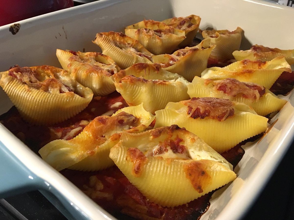 PhotogChris's tweet image. Stuffed shells looking good! 👨🏻‍🍳🐚🍝 #ItalianFood #cooking #stuffedshells #pasta #kitchen #Italian #food #sauce