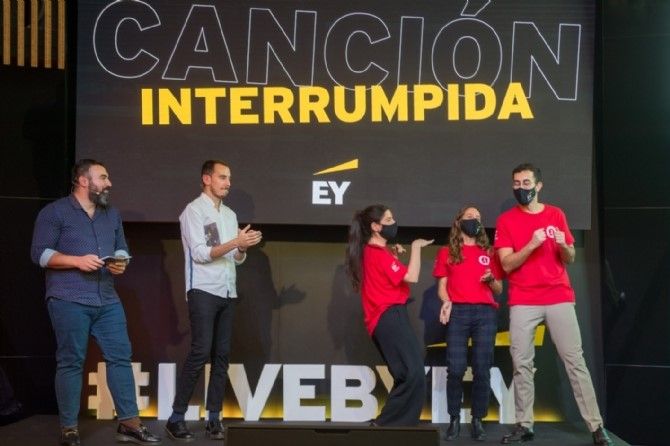 UCOMILLAS's tweet photo. 👏🏆 Enhorabuena a Elena Gomez- Villalba, Reyes Rabadán, y Miguel Ángel Leal por su victoria, en representación de ICADE, en la 2ª edición del Live by @EY_Spain #livebyey
👉 Más info en @Comillas_OPE : https://t.co/Qz8le4OmOd https://t.co/rJrQdLLb7l