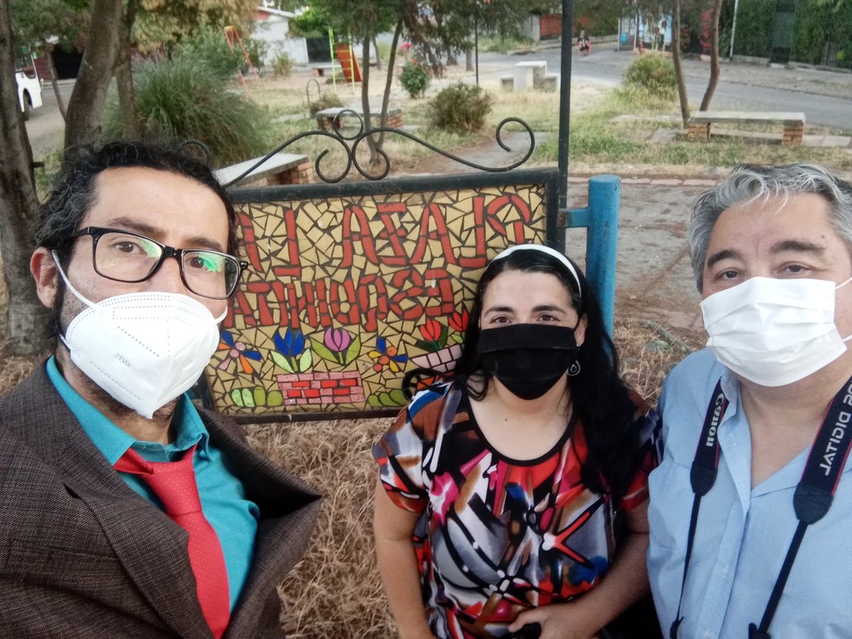 raccontonuble's tweet photo. El equipo de @raccontonuble entregó los premios del concurso fotográfico “El Roble en sepia”, que desarrolló en el marco del plan #ActivaCulturaÑuble. Con las debidas medidas sanitarias, los integrantes del colectivo visitaron a los vecinos de la Población El Roble. https://t.co/pHGejPsMqL
