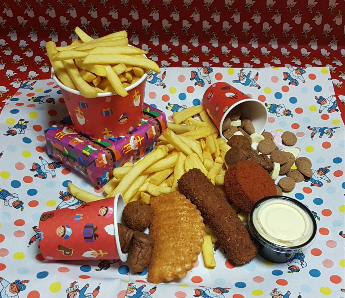 😋Pieten Deal 😋

4 porties friet met een bakje strooi snacks (bitterballen en mini frikandelletjes), 2 snacks naar keuze (frikandel, kroket, bami of kaassoufflé), een bakje mayonaise en iets lekkers om te snoepen voor € 12,95

#pietendeal #cafetariarikken #groesbeek #breedeweg