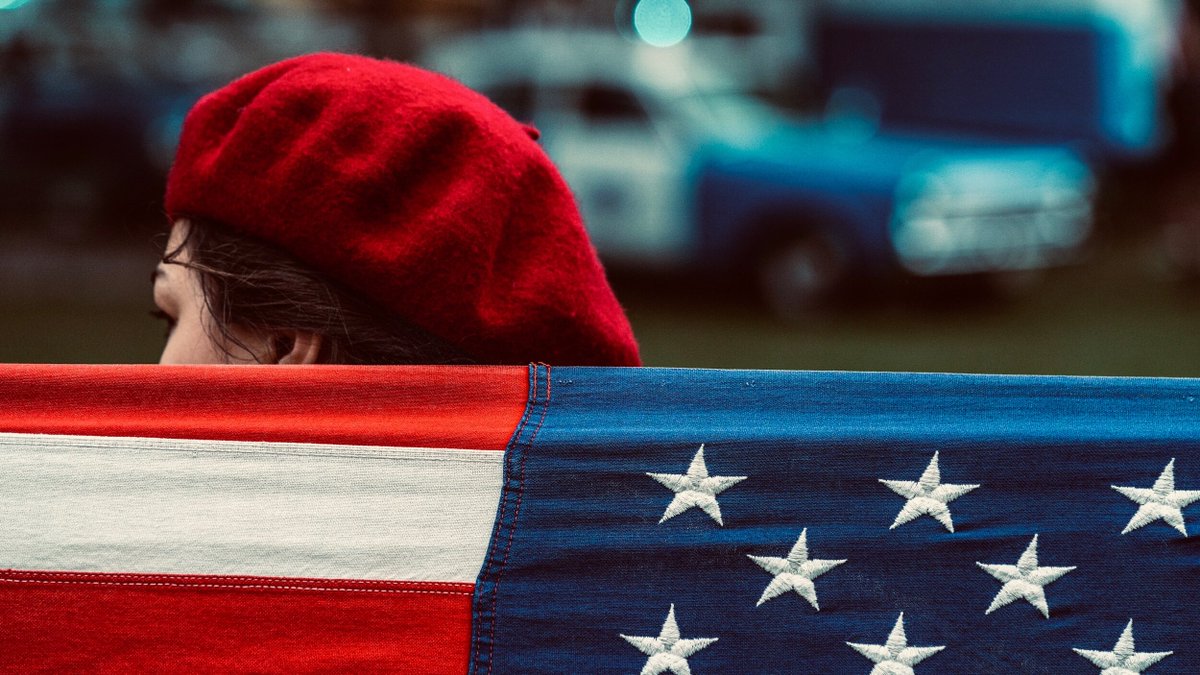 burningsofapod's tweet image. Color speaks. #RedWhiteandBlue was an obvious but suble choice for #ProductionDesigner @Shane.Valentino for the set of #TrialoftheChicago7
#BurningsofaPod #podcast #design #filmset #designtalk #colorpalette