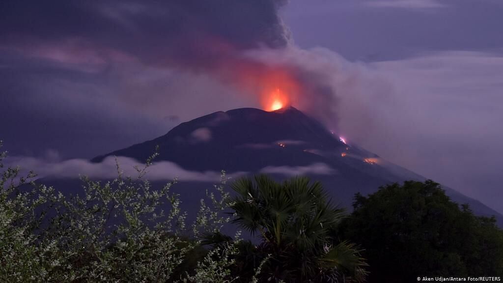 Strange_Sounds's tweet photo. More than 40 volcanoes are erupting right now with 5 major explosions in the last 3 days #volcano #eruption #worldwide

https://t.co/GjSn7kLQoG via @Strange_Sounds https://t.co/l5L1oNFxDb