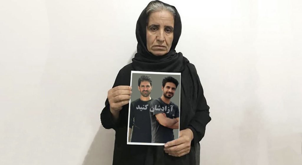 #انور حکم اعدام داشت، #اشرف تازه کشته شده بود، #رامین و #افشین در زندان و #پروانه هم تازه حکم گرفته بود، مادرم به هر دری زد تا صدای فرزندانش باشد.
در این قاب مادرم را می‌بینم، مادر #برداران_افکاری و مادر هزاران بیگناه که زندان هستند. 

برادران افکاری را آزاد کنید
#ReleaseAfkaris