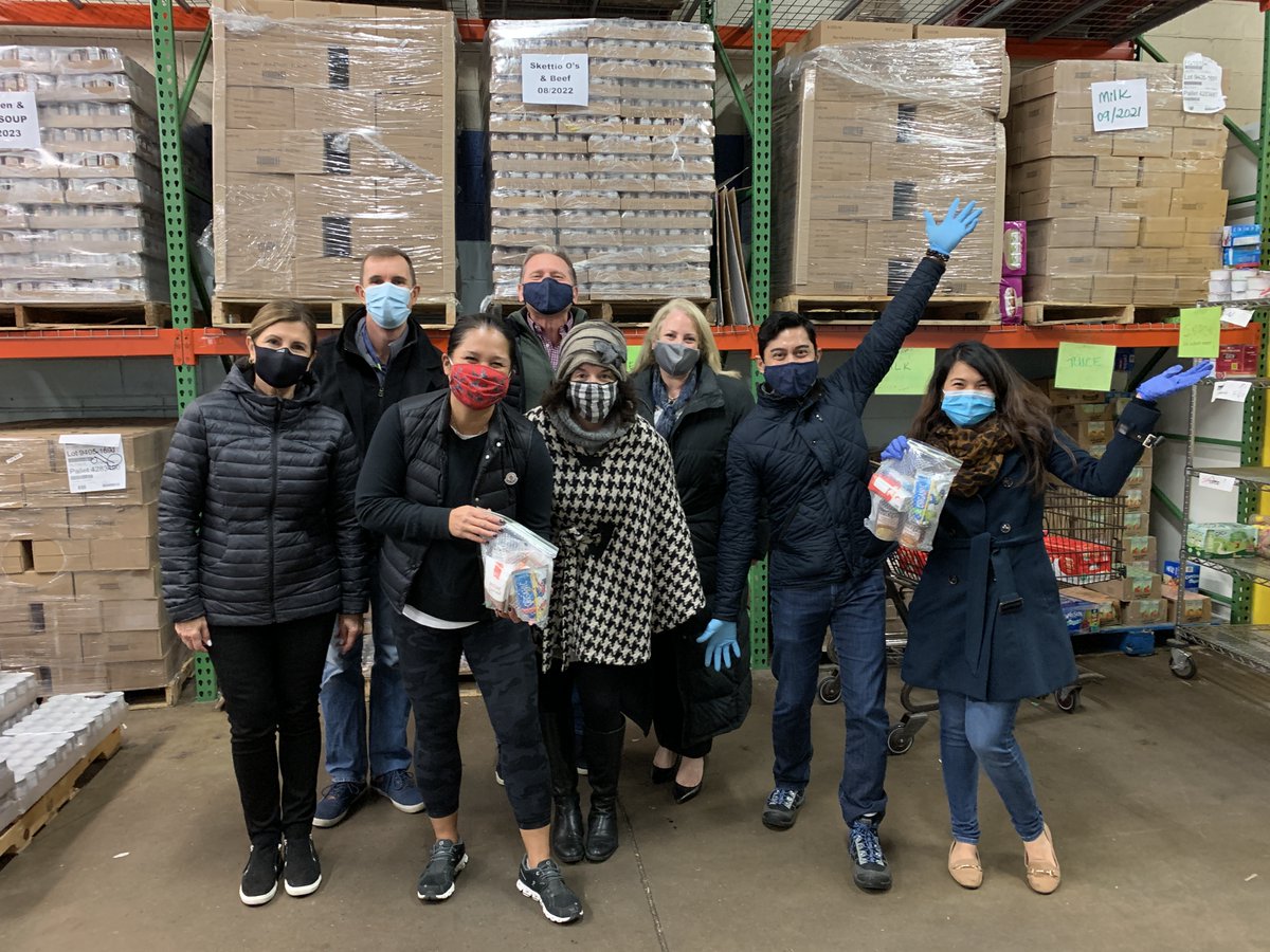 On Giving Tuesday, Tracy Shively (2nd from right) was honored to have had the opportunity to assist with Food for Others. Giving back to the community is one of the most rewarding things you can do, and we are so proud of her for taking time out of her day to give back!
#giveback