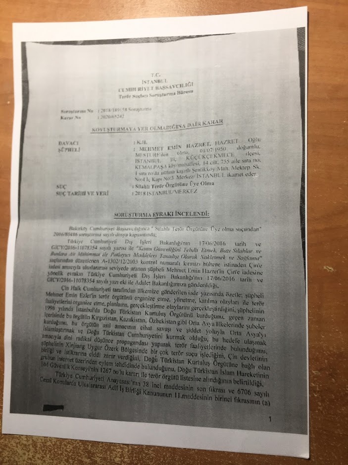 TR vatandaşı Uygur Türkü yazar ve yönetmen Mehmet Emin Hazret, Doğu Türkistan'da yaşanan baskıyı anlatması nedeniyle Çin'in hedefinde. Çin makamlarının başvurusu üzerine 'silahlı terör örgütüne üye olmak' suçlamasıyla soruşturma açıldı. Savcılık takipsizlik kararı verdi.