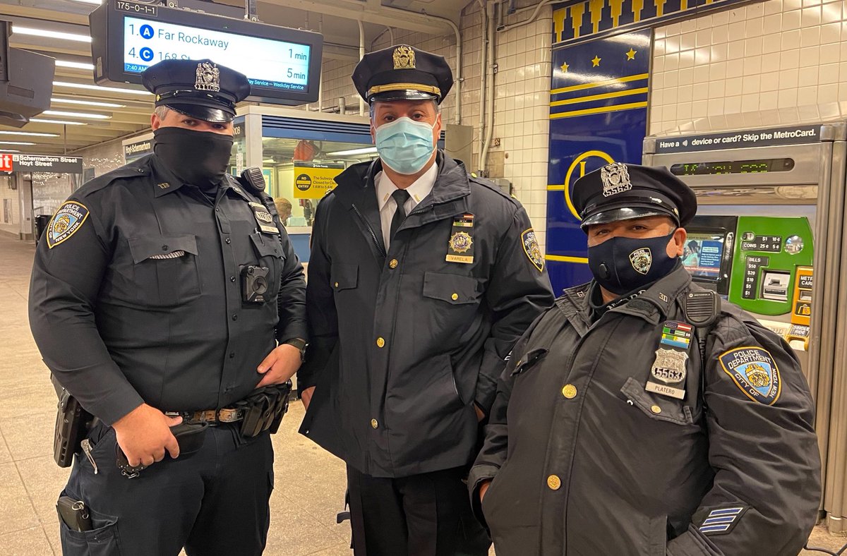 When you’re a 25-year-old man hopping a turnstile, make sure you’re not wanted for a prior offense & carrying a pharmacy’s worth of Fentanyl & Xanax (nearly 1,000 pills). The man also could’ve spared $2.75 from the $1,500+ in his pocket. Textbook transit arrest by District 30. https://t.co/4WupEhY0V9