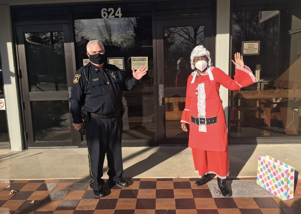 PSI_WU_TECH's tweet image. A big thank you to Dr Anderson! Today she delivered gifts to families of first responders to show appreciation for all they do for the community.