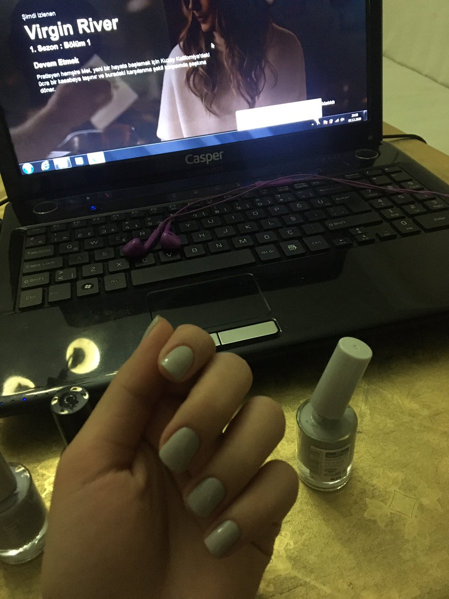 Dizi izleyerek oje surmek