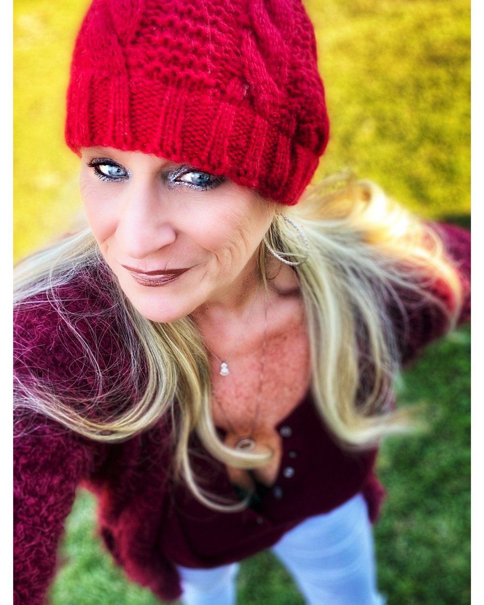 MaryCKite1's tweet photo. Smile, baby!!! You never know who is looking! π #me #justme #hatseason #blueeyes #learningtoloveme #doingme #fuckyou #lifelessons #smile #ohbabyitscoldoutside #whodis #newme #pompom #beanie #beaniebaby #hey #heyyou #boobsandsweaters #sweaterweather #yo https://t.co/tOu9KaDe35