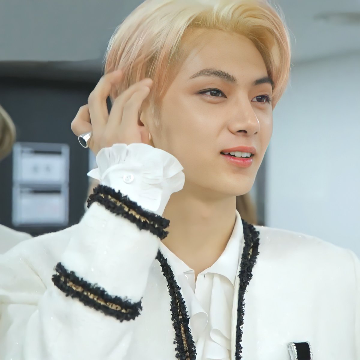 beliftgallery's tweet photo. he's the definition of ethereal ♡ https://t.co/ureTCRplrE
