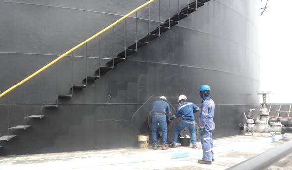 AquipetSAS's tweet photo. Our Aquipet team getting a sample at a shore tank in Zona Franca - Barranquilla.  #inspectionservices #oilsamples #sampling #oilterminals https://t.co/MTYsoYKwJJ