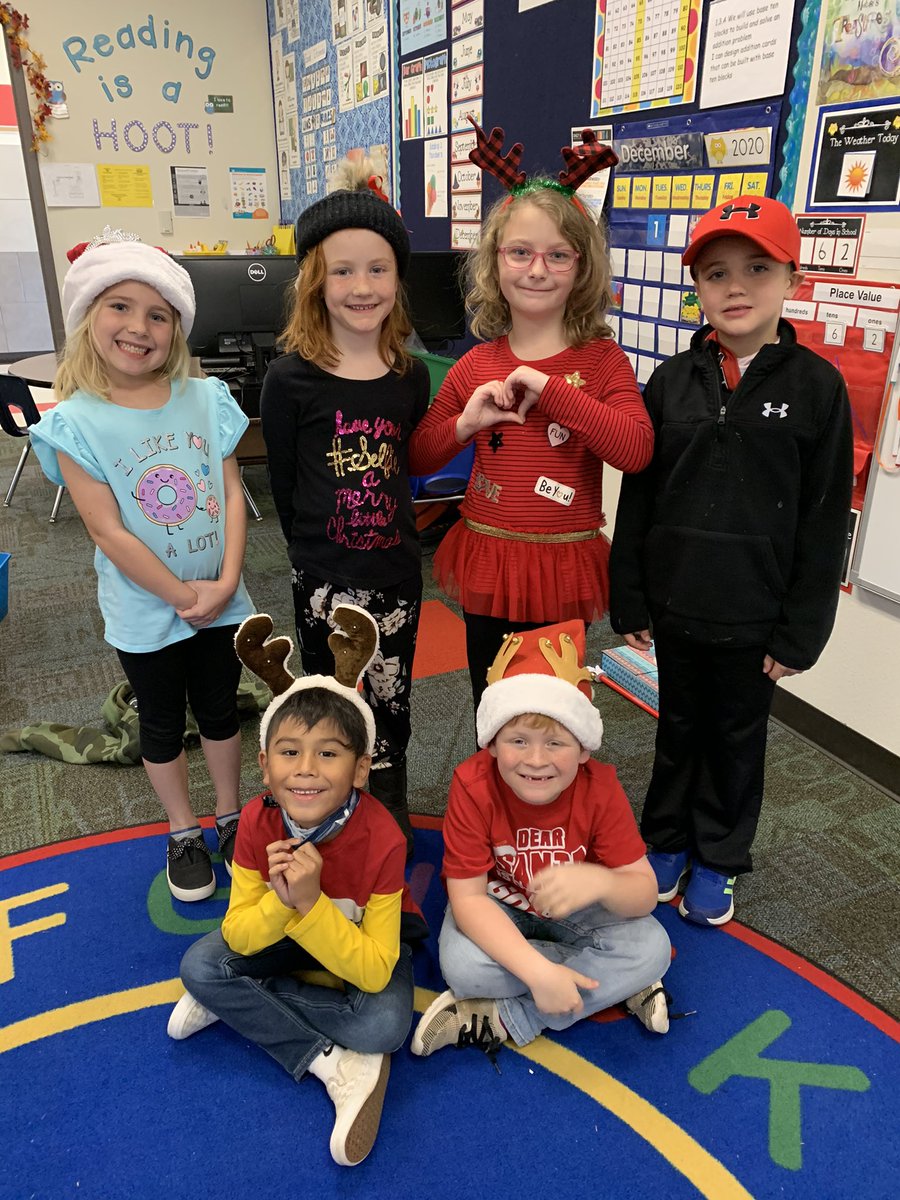 FPSBillieKids's tweet photo. Day 3 of FPS Holiday Fun...Tree Toppers. βοΈππWe sported our favorite holiday head gear (hats, headbands, lights, etc). #TeamSmith rocked the gear. ##FPSPride #ThemeDaysAreFun https://t.co/1lA6NdRZKR
