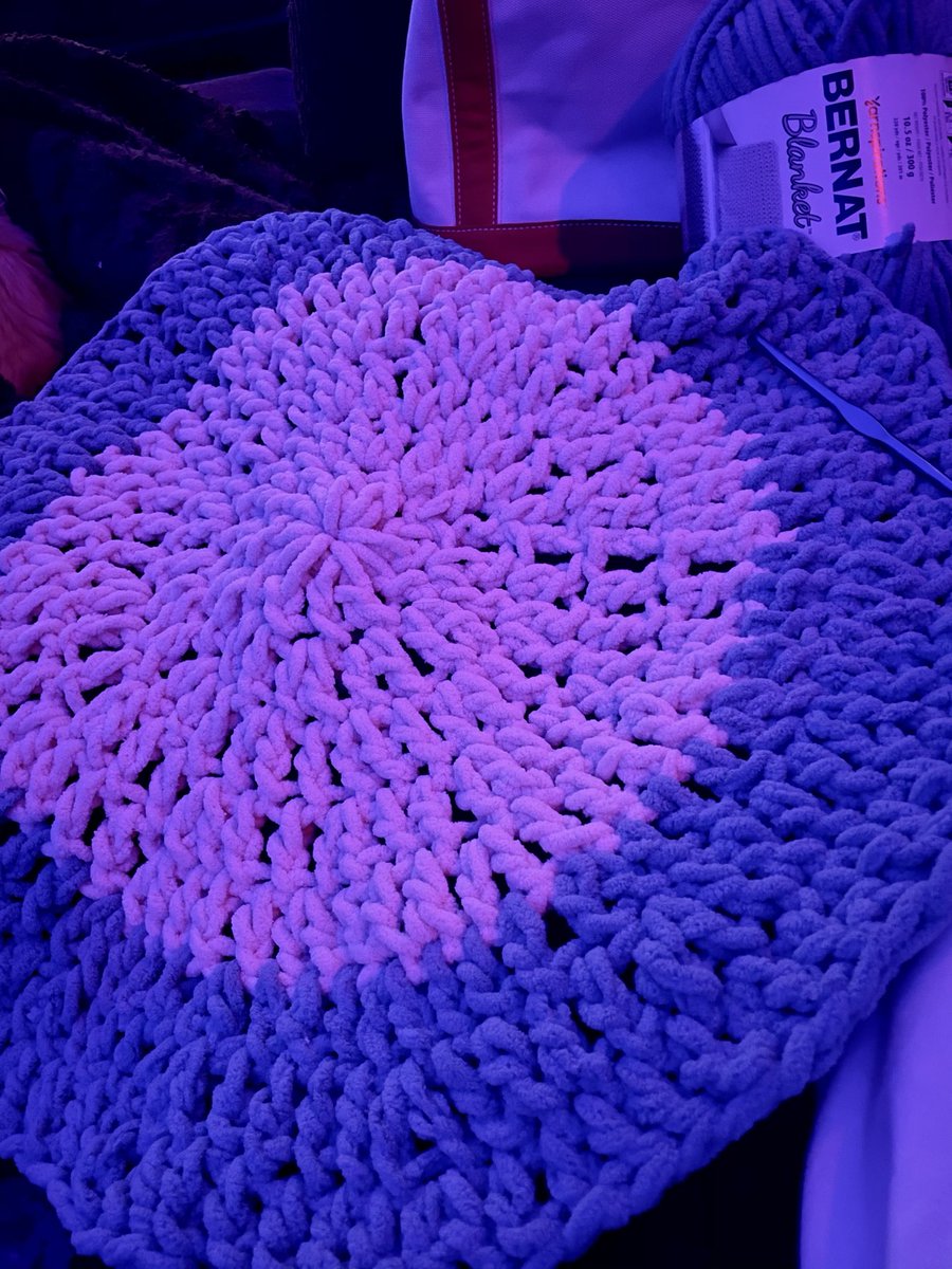 TigerRose420's tweet photo. Trying something new.
🧶 #crochet #roundblanket https://t.co/Mw8mvVeuTR