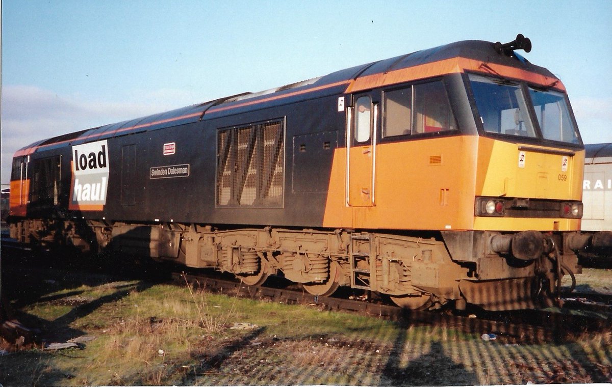 SalopianLyne's tweet image. LoadHaul Black &amp;amp; Orange liveried tug at Warrington Arpley Junction 28/12/96. Winter sun on British Rail Class 60 diesel loco 60059 'Swinden Dalesman'. Best ever livery on a 60?
#BritishRail #LoadHaul #Warrington #Class60 #diesel #trainspotting #Tug 🤓