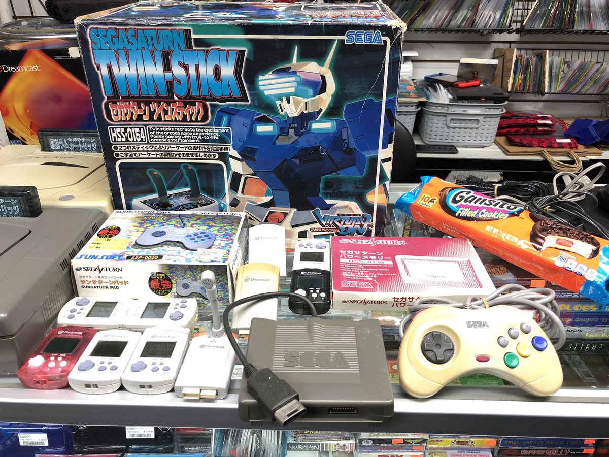 bklynvideogames's tweet photo. Another small lot traded-in. #sega #saturn #segasaturn #twinstick #racingcontroller #4mbram #vmu and más. Quien quiere de mi @gansitomarinelausa https://t.co/8QgiKe0G9e