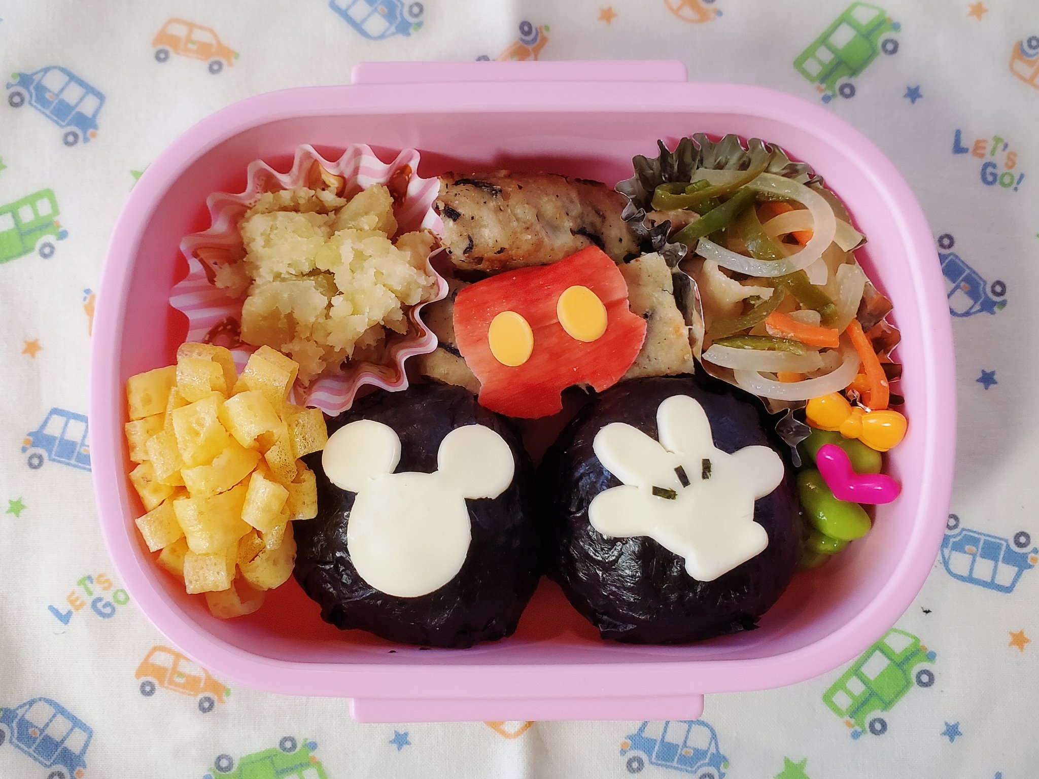 みずき 今日のお弁当 これ ヤギにしたかったんだけど 難しくて 何の生き物かわからない 娘が昨日生活発表会で 七匹の子ヤギの劇やったから頑張ってみたけど無理だった お弁当 キャラ弁 おにぎり ヤギ やぎ 失敗 幼稚園 お弁当記録