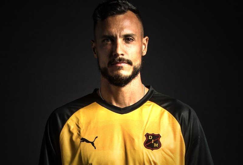 horocorrea's tweet image. Luego de 565 partidos y 18 años de carrera, @DavidGonzalezGi “colgó los guantes". Le regaló 3 títulos de liga y uno de Copa al @DIM_Oficial. ¡Jugó siempre por placer y cuánto placer produjo en la hinchada roja! Gracias por tanto, David, mereces una gran despedida.