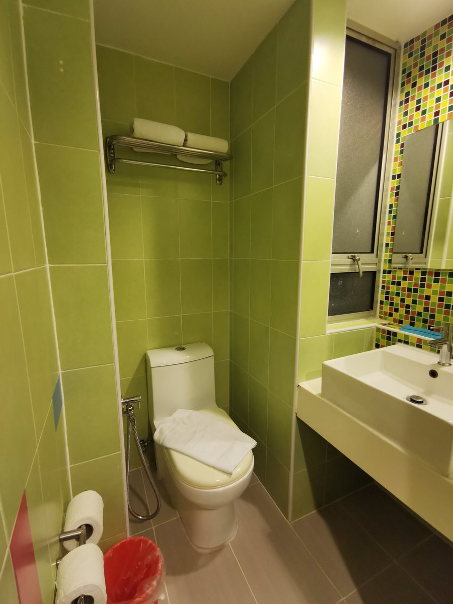 まーこ C 隔離ホテル Ibis Styles Puduの場合 珈琲 紅茶 12 バスタオル大のみ 髪 体用 液体ソープ 歯ブラシ 2 500円玉大 固形石鹸 4 電気ケトル 掌より小さい口 正方形の冷蔵庫 部屋の窓は鍵がかかっている トイレの窓のみ少し開く 木目