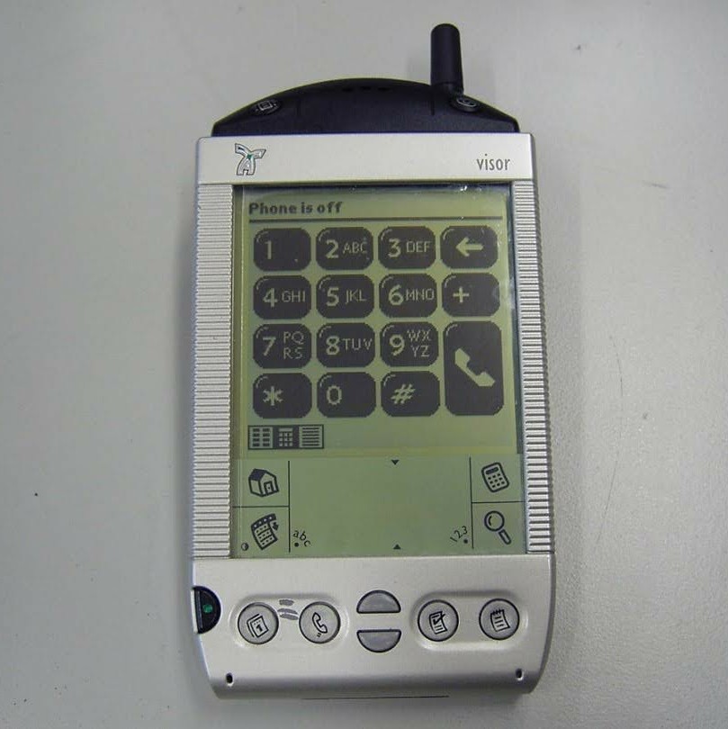 A blast from the past of 2001.
This is my #Handspring Visor Pro with plugged in #Visor Phone Springboard. It was basically my first smartphone. Combined with the thumb keyboard it looked like a Frankenstein Treo 650.
@theMrMobile will you visit those devices?
#whenphoneswerefun