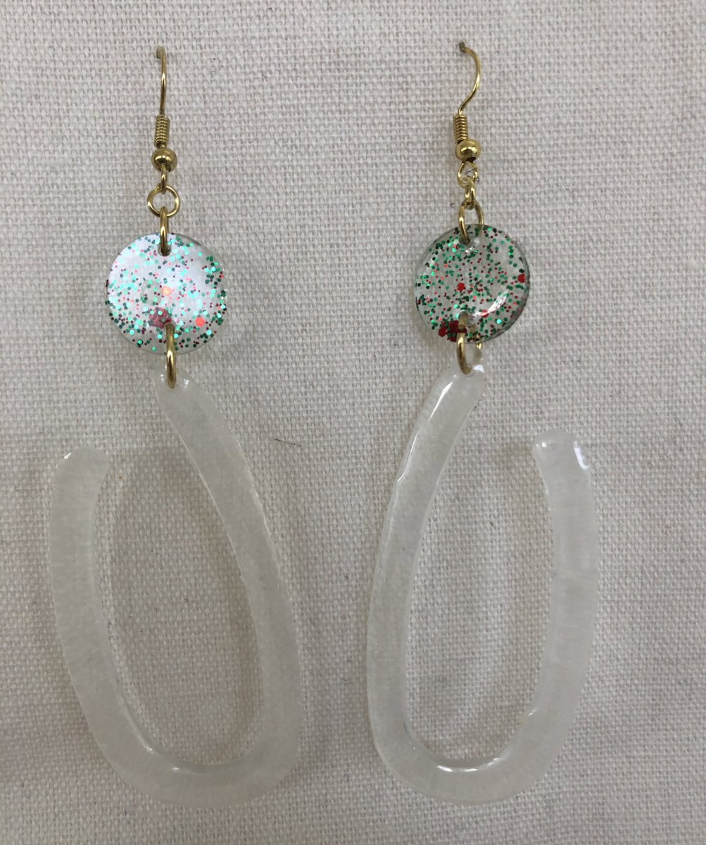 kumosart_'s tweet photo. 🚨NUEVA COLECCIÓN DE PANTALLAS🚨
🎄🎊🥰Diciembre 1 llegó y ya se siente la navidad🥰🎄🎊
Escoge tus favoritas que hay solo un par de cada una disponible✨
#resin #resinaepoxi #resina #handmadejewelry #pantallasenresina #pantallas #resinearrings #smallbusiness #apoyalolocalpr https://t.co/1pyuE1Bjgh