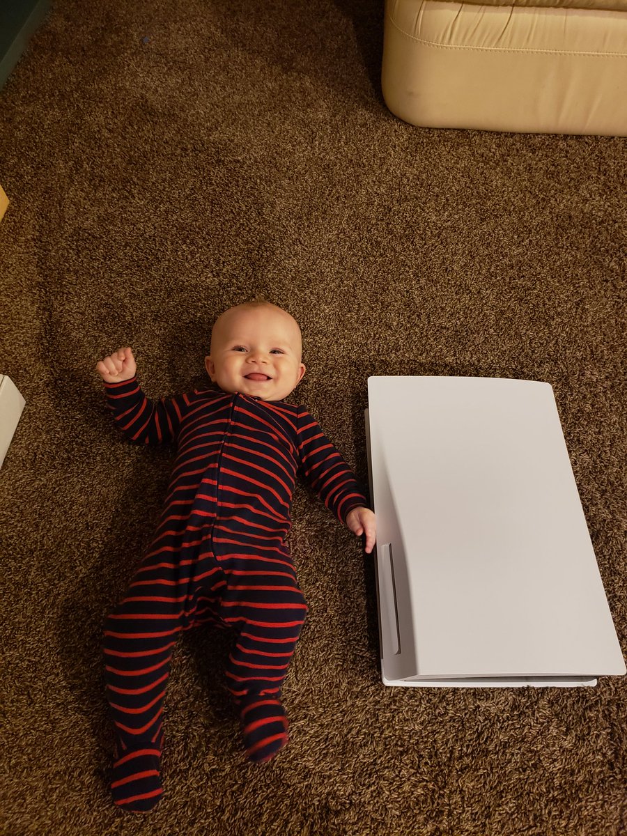 RunAwayTeacher's tweet photo. The size of this thing! #PS5 https://t.co/oDFX3Xo02q