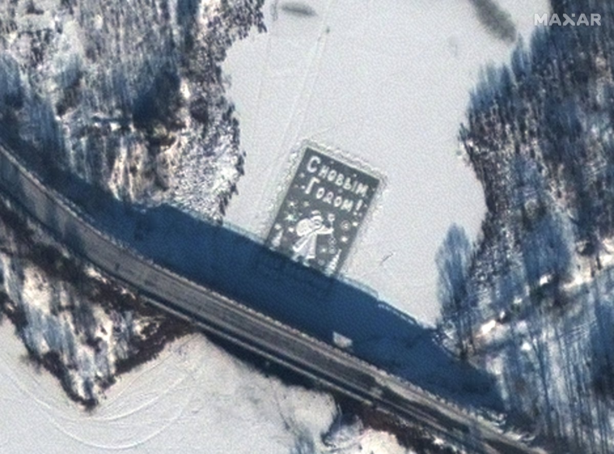 vantortech's tweet photo. Valery Melnikov was known in Russian for the huge New Year’s cards created on the ice of a frozen river. After dying of COVID-19 in October, residents continue the tradition.
https://t.co/7PNk7LqIWm https://t.co/13A0XmZrje
