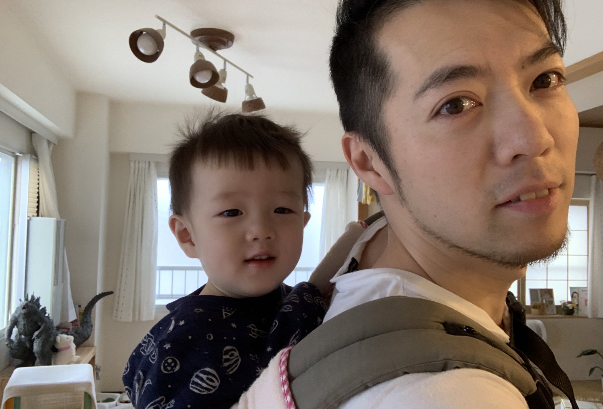 ごうすけさん チビ供の養分 おはようございます 朝からチビが謎すぎる赤ちゃん返りをしやがるので百年ぶりのおんぶ紐です 面倒くさいです眠いです T Co My9fuf7mfm Twitter