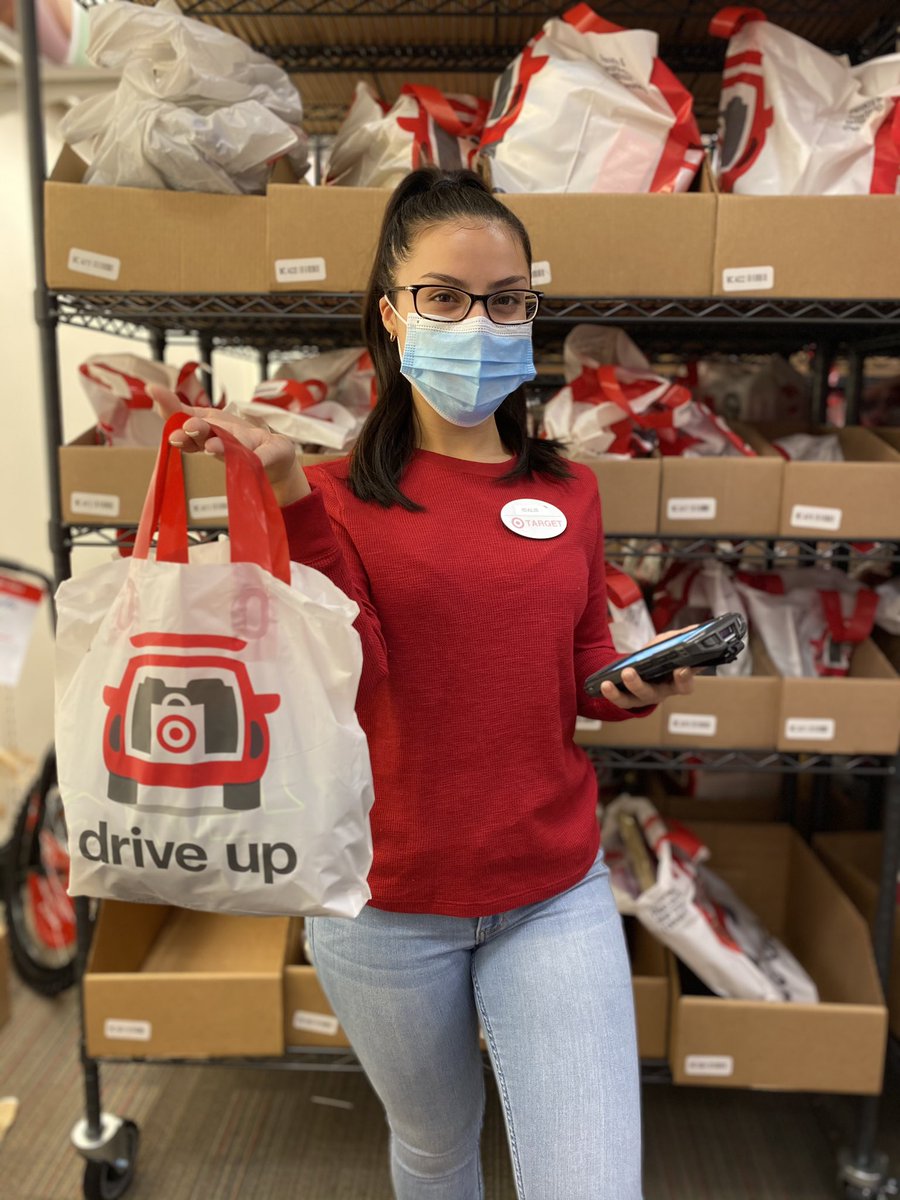 Andrew and Idalis are bringing joy to families one drive up at a time! #G195joysquad #contactless <a href="/garmtgt/">George Armstrong</a> <a href="/servi_nina/">Nina Recupito</a> <a href="/cmedina_tgt/">Claudia Medina</a> @ErinHostinsky <a href="/veramay11/">April Bengert</a>
