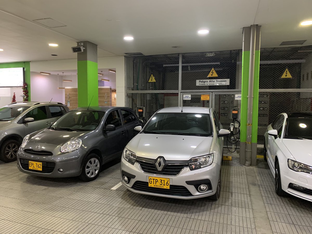 juanmanuelps's tweet photo. Buena idea de @sancanciocc tener plazas de parqueo para carros eléctricos. Lastima que siempre esten ocupadas por carros de gasolina que no las respetan. 
Que tal poner una buena  comunicación? https://t.co/Qn2jzhqfLb