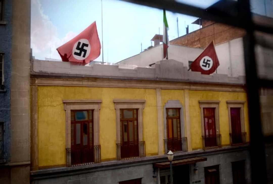 Cuauhtemoc_1521's tweet photo. La fachada del Casino Alemán, ubicado en la calle de López, ca. 1930. Importante mencionar que el Casino no era una embajada. En este espacio se reunían simpatizantes del partido nacional socialista como Gerardo Murillo. 
Crédito: Marco Zozaya. Compartida por @edificiosmayas https://t.co/Pbb16eyidJ