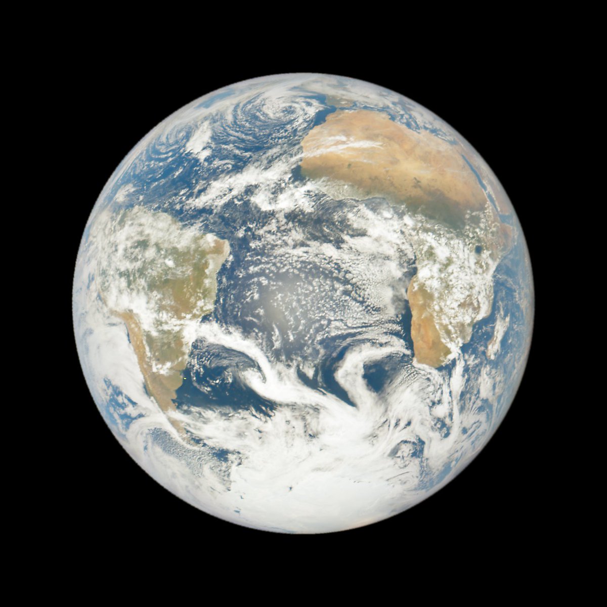 AgamiLight_'s tweet photo. Image de la terre par dscovr_epic : 13:08 on Tuesday December 1st, over the South Atlantic Ocean https://t.co/keORdpQgM5 (via Twitter https://t.co/0xweD24MMR) https://t.co/N3mvXFrfr6