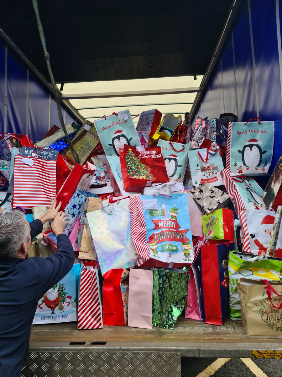 4StepstoaSmile's tweet photo. Gifts going to local charities.. 10,000 gifts wow https://t.co/EgZ1481Ttm