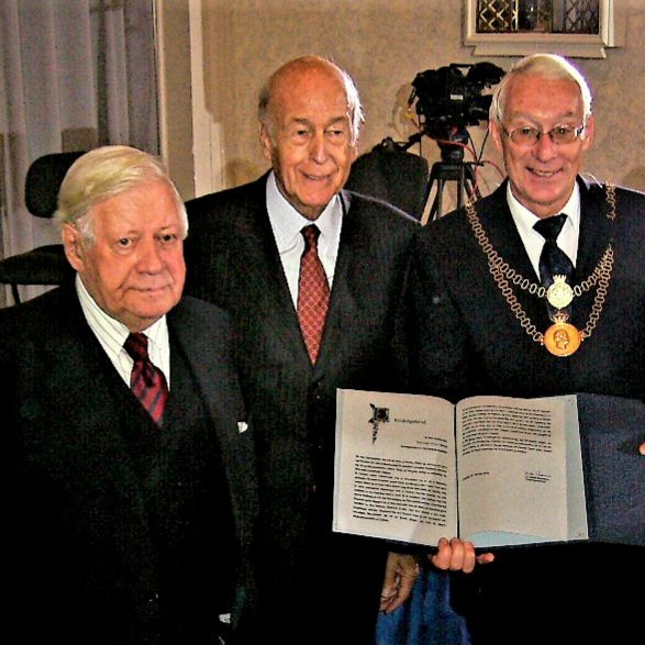 Valéry #Giscard d’Estaing war ein großer Europäer. Ich erinnere mich, als dem ehemaligen französischen Staatspräsidenten 2006 in unserer gemeinsamen Geburtsstadt #Koblenz die Ehrenbürgerschaft verliehen wurde. Bundeskanzler Helmut Schmidt hielt eine beeindruckende Laudatio. 
#RIP