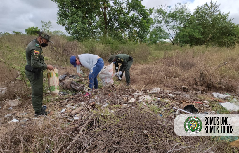 PoliciaVichada's tweet photo. #ProtecciónAmbiental, #GrupoDeGuiasCaninos participan en jornada de limpieza y recolección de escombros organizada por parte @alcaldiapcr contando con la participación de #EMCAP y la comunidad del sector. @ProteccionPonal https://t.co/O4M8EOn9NM