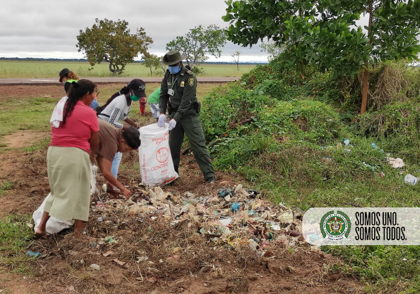 PoliciaVichada's tweet photo. #ProtecciónAmbiental, #GrupoDeGuiasCaninos participan en jornada de limpieza y recolección de escombros organizada por parte @alcaldiapcr contando con la participación de #EMCAP y la comunidad del sector. @ProteccionPonal https://t.co/O4M8EOn9NM