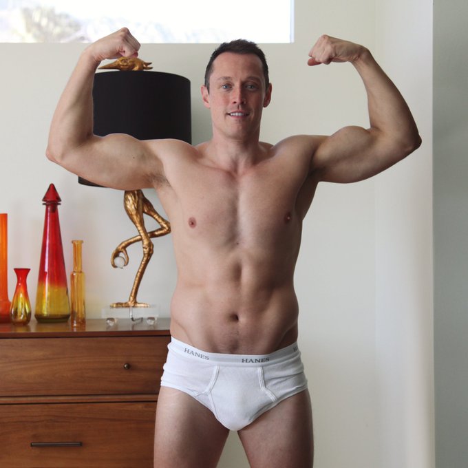 1 pic. Got my sassy undies on today. #tightywhities https://t.co/AZU7kXkVAS